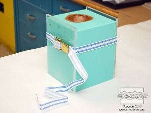 לחיצה להגדלת תמונה משתמשים ברצועה להידוק תבנית הסיליקון בזמן היציקה.