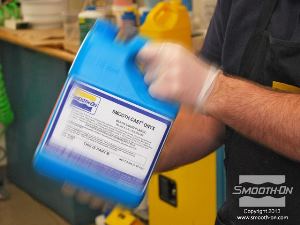 לחיצה להגדלת תמונה מנערים היטב את חלק המקשה של פוליאוריתן Smooth-Cast® ONYX לפני ששופכים אותו.