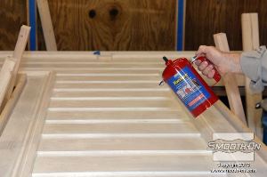 לחיצה להגדלת תמונה בנוסף לחומר האטימה, משתמשים גם בחומר הפרדה כדי להקל על הסרת תבנית הגומי פוליאוריתן Vytaflex® 60  מכל משטחי המודל. מרססים את חומר ההפרדה Smooth-On’s Universal Mold Release בעזרת מרסס Kwikee®.