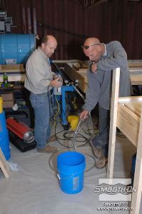 לחיצה להגדלת תמונה לאחר שעושים סט-אפ למכונת הערבוב, שופכים כמות קטנה של חומר לפח, כדי להבטיח שחלקי הבסיס והמקשה מעורבבים היטב ומכויילים ליחס הנכון.