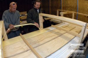 לחיצה להגדלת תמונה מתחילים ליצוק את הגומי אל מסגרת התבנית. שופכים את הפוליאוריתן VytaFlex 60 לנקודה הנמוכה ביותר בתבנית ומניחים לחומר להתפלס. בשיטה זו החומר דוחף את האוויר החוצה, כך שלא נוצרות בועות.