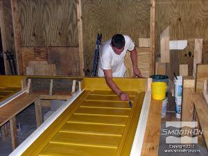 לחיצה להגדלת תמונה לפני שיוצקים את הבטון, מורחים חומר הפרדה כדי לסייע בחליצת בהמשך.