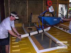 לחיצה להגדלת תמונה מערבבים את הבטון ויוצקים אותו אל תבנית הפוליאוריטן VytaFlex® 60.