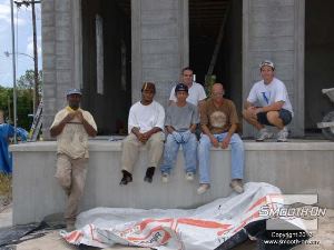 לחיצה להגדלת תמונה צ'יפ והצוות שלו בזמן הפסקה מהבנייה. לאחר שהבית יהיה מוכן הוא יהיה עמיד בסופות. פתרון זה נותן תקווה לעתיד טוב יותר של ניו אורלינס.