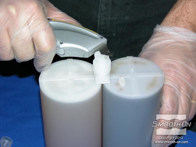 מורידים את מכסה מחסנית הEZ-Spray  ופותחים אותה. מומלץ לעבוד עם כפפות!