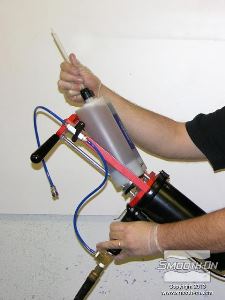 לחיצה להגדלת תמונה מחברים את המחסנית עם המיקסר הסטטי אל אקדח ההתזה EZ-Spray gun. מחברים לאקדח גם את צינור לחץ האוויר.