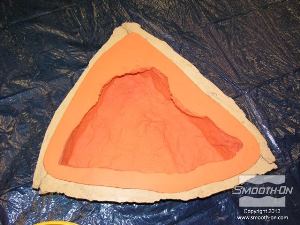 לחיצה להגדלת תמונה משתמשים בתבנית של סיליקון למריחה Rebound® 25 עם מעיל תמיכה וממקמים אותה עבור ההתזה.