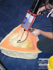 לחיצה להגדלת תמונה הקצף מתחיל להתפשט במהירות ויוצר מעטפת חלולה.