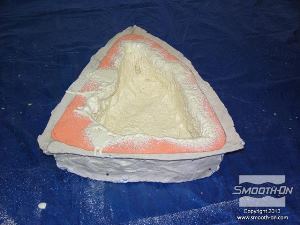 לחיצה להגדלת תמונה מניחים לקצף הפוליאוריתן להתמצק לחלוטין לפי שמוציאים אותו מהתבנית.