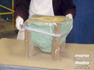 לחיצה להגדלת תמונה משתמשים ברצועוה (עם ראצ'ט) כדי לאבטח את תבנית הגומי ומעיל התמיכה.