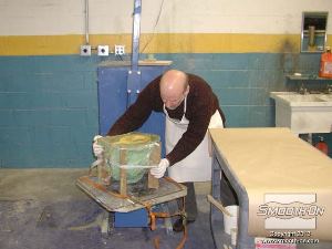 לחיצה להגדלת תמונה מסדרים את התבנית על בסיס מכונת הדיפוס הסיבובי.