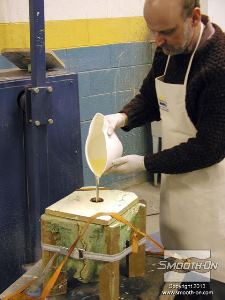 לחיצה להגדלת תמונה שופכים את החומר אל התבנית דרך החור בלוח המכסה.