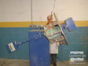 לחיצה להגדלת תמונה מפעילים את מכונת היציקה ברוטציה. הזרוע הגדולה של המכונה מסתובבת לכיוון אחד בעוד שהבסיס מסתובב לכיוון אחר. הסיבוב ב360 מעלות מוודא ששרף הSmooth-Cast® 65D  יתפזר בתבנית באופן אחיד.