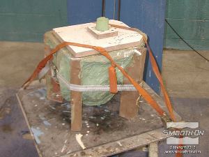 לחיצה להגדלת תמונה לאחר כ10 דקות עוצרים את המכונה. מוציאים את פקק הסיליקון ועושים חור ביציקה המוצקה למחצה, בעזרת כלי מתאים.