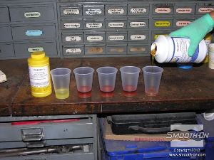 לחיצה להגדלת תמונה מודדים דבק להדבקת פוליאוריתן URE-BOND® II  לפי הדרישות בדף הטכני של החומר.