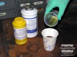 לחיצה להגדלת תמונה מערבבים את הבסיס והמקשה של דבק להדבקת פוליאוריטן -URE-BOND® II .