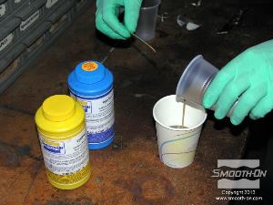 לחיצה להגדלת תמונה מערבבים את שני חלקי הפוליאוריתן VytaFlex® 40 במיכל הערבוב.