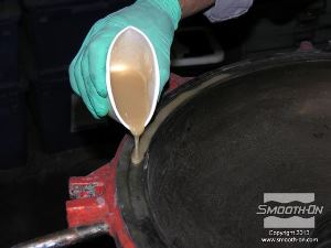 לחיצה להגדלת תמונה לאחר שפוליאוריטן ויטהפלקס 40 -VytaFlex® 40 מעורבב מספיק, שופכים את הנוזל אל תעלת המתכת.