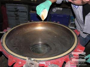 לחיצה להגדלת תמונה פוליאוריתן ליציקה VytaFlex® 40 מתפלס היטב ויוצר שכבה אחידה כששופכים אותו.