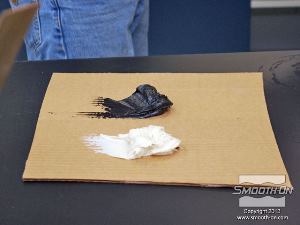 לחיצה להגדלת תמונה מורחים כמות שווה של חלק A (שחור) וחלק B (לבן) על חתיכת קרטון.