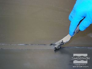 לחיצה להגדלת תמונה מסירים את עודף האפוקסי בעזרת שפכטל.