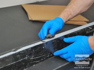 לחיצה להגדלת תמונה כדי להכין את החלק הצמוד לקיר, מורחים כמות קטנה של אפוקסי על חלק זה.