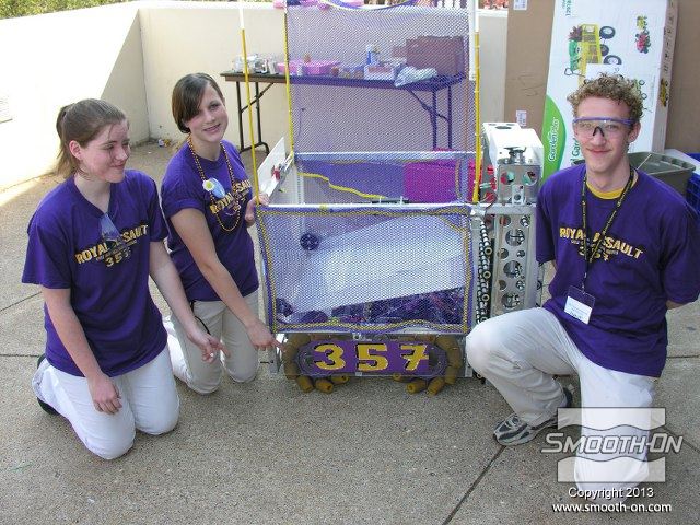 קבוצת הRoyal Assault Team 357 מפילדלפיה עם הרובוט המוכן שלהם. ניתן לראו את גלגלי הפוליאורתן בתחתית הרובוט.