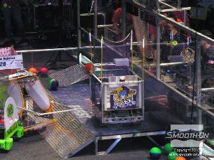 לחיצה להגדלת תמונה נלחמת כדי לבסס את עמדתה על במת המנצחים.