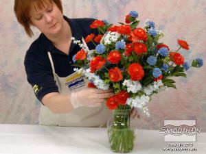 לחיצה להגדלת תמונה בוחנים את סידור הפרחים וממקמים את הגבעולים מחדש במידת הצורך.