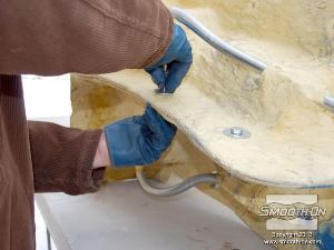 לחיצה להגדלת תמונה פותחים את הנעילה במעיל התמיכה.