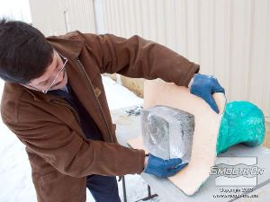 לחיצה להגדלת תמונה מסירים את תבנית הסיליקון Rebound® 25 מהפסל, כמו כפפה.