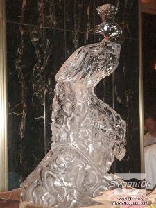 לחיצה להגדלת תמונה הטווס המפורט במיוחד בתמונה הוא עדיין פסל נמכר ביותר עבור החברה של ארנסטו How Nice Ice.