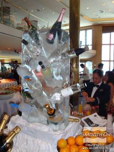 לחיצה להגדלת תמונה עיצוב פסל מיוחד שארנסטו הכין בשביל לשמור בקבוקים בקירור על סיפון הQE II.