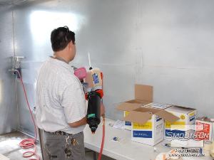 לחיצה להגדלת תמונה בתמונה - חדר העבודה בו מצפים את מודלי הקלקר המקוריים. חדר העבודה מאוורר כראוי ומכיל קומפרסור.