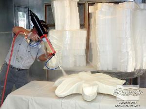 לחיצה להגדלת תמונה שכבת ציפוי הStyrocoat® הראשונה מוכנה. שימו לב לשלל המודלים המחכים לצביעה ברקע.