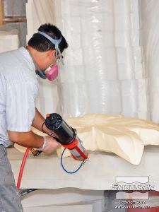 לחיצה להגדלת תמונה מרססים את שכבת ציפוי פלסטיק לפוליסטירן מוקצף Styrocoat®  השניה במהירות. ציפוי הStyrocoat®  יתמצק מהר מאוד לחומר קשיח, עמיד באימפקט ומוכן לצביעה.