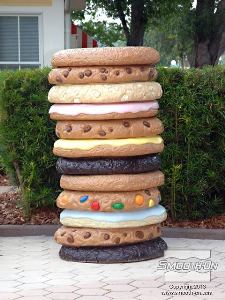 לחיצה להגדלת תמונה ערמת עוגיות קלקר ענקיות. העוגיות הן קלות ועמידות מספיק למקרה שילדים יתפסו עליהן.