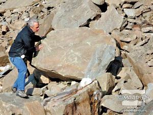 לחיצה להגדלת תמונה שופינג של סלעים.... ביל קלופינה בוחר את הסלעים שיהיו המודלים להעתקה. הסלעים הועברו מהמחצבה המקומית לרצפת הייצור של חברת Byond Design. חלק מהסלעים שקלו מעל ל-3 טון!
