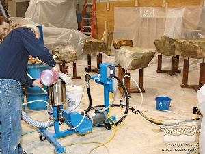 לחיצה להגדלת תמונה הסלעים הוגבהו והוכנו לתהליך הכנת תבנית עם סיליקון להתזה Mold Max® 30.