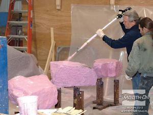 לחיצה להגדלת תמונה צינור המיקסר הסטטי מערבב את הבסיס והמקשה של סיליקון Mold Max® 30 היטב. קצב העבודה הגבוה של המכונה מאפשר כיסוי של מספר מודלים תוך כמה דקות.