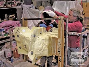 לחיצה להגדלת תמונה מסדרים את התבנית ביחד עם מעיל התמיכה במכונת יציקה ברוטציה (Rotocasting).