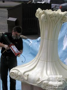 לחיצה להגדלת תמונה מרססים את ה פלסטיק להתזה Styrocoat® על המודל המקורי. המודל עשוי מקלקר מגולף כדי שיהיה קל במיוחד. 