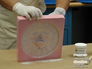 לחיצה להגדלת תמונה מסירים עודף אבקה על ידי הקשת התבנית בעדינות על שולחן העבודה.