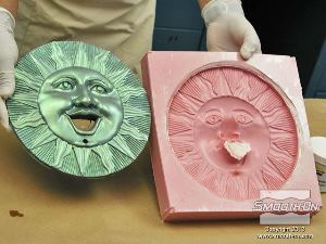 לחיצה להגדלת תמונה לאחר שה פלסטיק הנוזלי Smooth-Cast ®300 התמצק, מוציאים את היציקה.