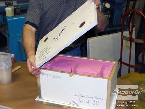 לחיצה להגדלת תמונה מכסה הקופסה מכיל חורים שיסייעו בשחרור הלחץ הנוצר בזמן התפשטות הקצף.