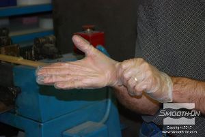 לחיצה להגדלת תמונה בשלב זה שמים כפפות ויניל כדי להגן על הידים.