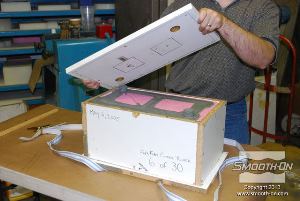 לחיצה להגדלת תמונה מורידים את מכסה קופסת התבנית.