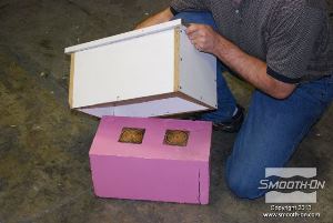 לחיצה להגדלת תמונה הופכים את התבנית ומסירים את קופסת העץ מ תבנית הסיליקון.