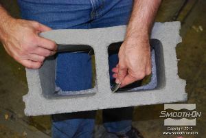 לחיצה להגדלת תמונה חותכים את הפלאשים הקיימים ביציקה בעזרת סכין חד.