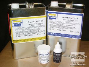 לחיצה להגדלת תמונה עבור היציקה, משלבים שרף פוליאוריטן Smooth-Cast® 325, פיגמנט לפוליאוריתן שחור SO-Strong ואבקת ברונזה כדי להכין 